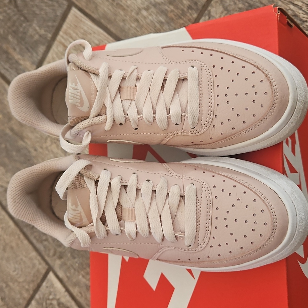 Nike Women's Pink Sneakers Size 5.5 - Picture 3 of 5